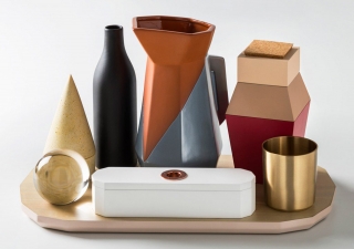 Still Alive Storage System di Antonio Aricò per Seletti
Il set da scrivania Still Alive Storage System del designer Antonio Aricò per il brand Seletti è una piccola orchestra di recipienti e accessori realizzati con materiali differenti, come legno, terracotta, vetro, sughero, porcellana e rame. Sul vassoio ci sono un bicchiere, una bottiglia, una brocca, una biscottiera con un tappo di sughero, un tovagliolo a forma di cono, una sfera di vetro e un portaoggetti di legno bianco. Ideale per chi ama avere sempre uno snack o un piccolo rinfresco sempre a portata di scrivania. www.seletti.it