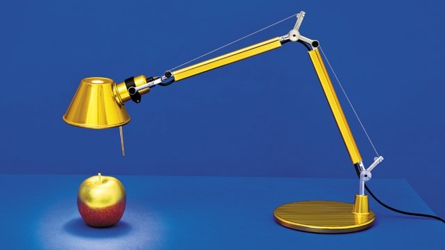 Tolomeo Micro Gold di Michele De Lucchi per Artemide Una vera e propria icona da scrivania, la lampada Tolomeo di Michele De Lucchi per Artemide è ora disponibile in formato mignon. Total gold, aggiunge un punto di luce alla stanza anche da spenta. www.artemide.it Tolomeo Micro Gold di Michele De Lucchi per Artemide Una vera e propria icona da scrivania, la lampada Tolomeo di Michele De Lucchi per Artemide è ora disponibile in formato mignon. Total gold, aggiunge un punto di luce alla stanza anche da spenta. www.artemide.it