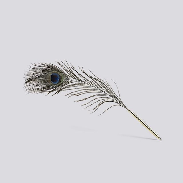 Penna Peacock di Hay Ironica e orgogliosamente appariscente, la penna Peacock (letteralmente Pavone) dell’azienda danese Hay vi farà sentire, per pochi euro, come un nobile alla corte di Versailles. Provare per credere. www.hay.dk Penna Peacock di Hay Ironica e orgogliosamente appariscente, la penna Peacock (letteralmente Pavone) dell’azienda danese Hay vi farà sentire, per pochi euro, come un nobile alla corte di Versailles. Provare per credere. www.hay.dk
