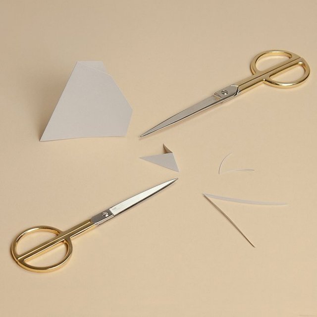 Forbici Phi Scissor di Hay In carbonio, con manico simmetrico e finitura gold-plated, le forbici Phi del brand danese Hay sono un regalo raffinato e assolutamente funzionale. Disponibili anche online, sul sito dell’azienda. www.hay.dk Forbici Phi Scissor di Hay In carbonio, con manico simmetrico e finitura gold-plated, le forbici Phi del brand danese Hay sono un regalo raffinato e assolutamente funzionale. Disponibili anche online, sul sito dell’azienda. www.hay.dk