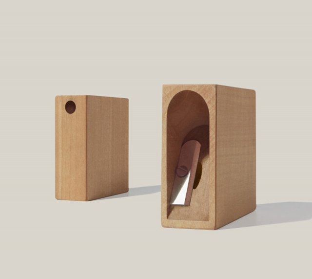 Rino di Giulio Iacchetti per Interno Italiano Per i nostalgici da scrittoio il regalo ideale potrebbe essere il temperamatite Rino in legno di pero. Realizzato dal designer Giulio Iacchetti per la sua Interno Italiano, è uno degli ultimi accessori della collezione e si può acquistare anche online sul sito dell’azienda. Rino di Giulio Iacchetti per Interno Italiano Per i nostalgici da scrittoio il regalo ideale potrebbe essere il temperamatite Rino in legno di pero. Realizzato dal designer Giulio Iacchetti per la sua Interno Italiano, è uno degli ultimi accessori della collezione e si può acquistare anche online sul sito dell’azienda.