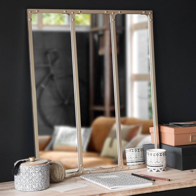 Cargo è lo specchio trittico in metallo ramato di Maisons du monde, perfetto per lo stile Neo vintage e per essere poggiato su di una mensola in legno naturale o decapato. Misure 64 x 74 cm. Prezzo 64,99 euro iva inclusa. www.maisonsdumonde.com Cargo è lo specchio trittico in metallo ramato di Maisons du monde, perfetto per lo stile Neo vintage e per essere poggiato su di una mensola in legno naturale o decapato. Misure 64 x 74 cm. Prezzo 64,99 euro iva inclusa. www.maisonsdumonde.com