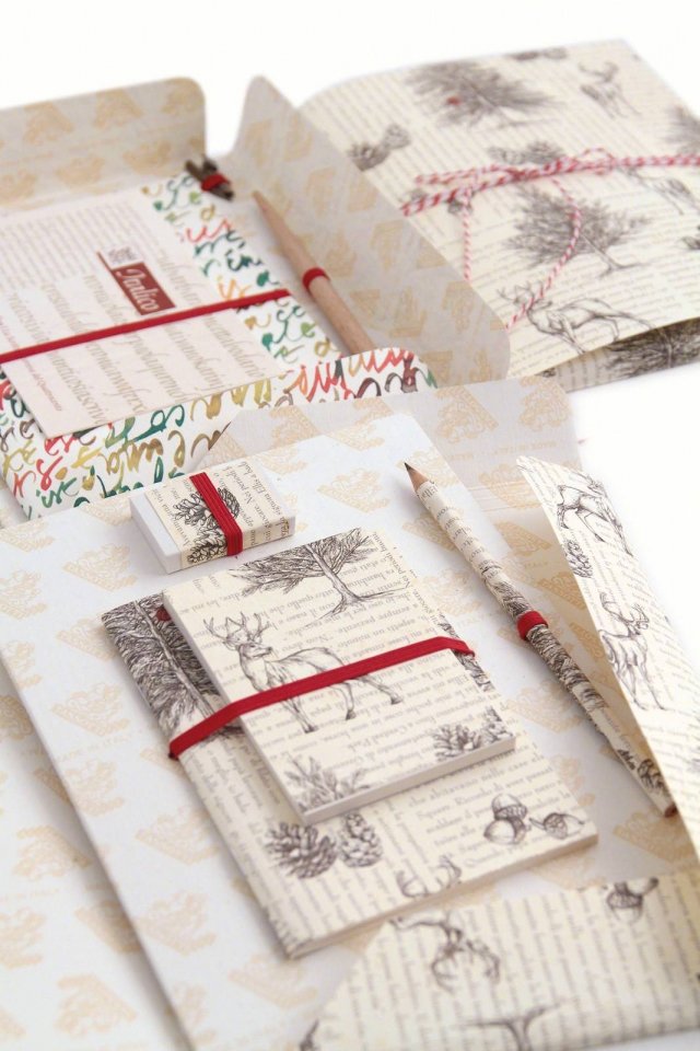 Kit appunti e kit calligrafia Tassotti Indispensabile su ogni scrivania, non solo a Natale, il kit appunti e il kit calligrafia Tassotti contengono, in una carpetta a 3 lembi, rispettivamente gomma, matita, quaderno a righe e blocchetto (kit appunti) e cannuccia porta pennino, pennino a punta tronca e pennino a punta sottile, quaderno a righe e manuale di introduzione alla calligrafia, scritto in collaborazione con Anna Schettin. www.tassotti.it Kit appunti e kit calligrafia Tassotti Indispensabile su ogni scrivania, non solo a Natale, il kit appunti e il kit calligrafia Tassotti contengono, in una carpetta a 3 lembi, rispettivamente gomma, matita, quaderno a righe e blocchetto (kit appunti) e cannuccia porta pennino, pennino a punta tronca e pennino a punta sottile, quaderno a righe e manuale di introduzione alla calligrafia, scritto in collaborazione con Anna Schettin. www.tassotti.it