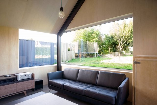 I pochi arredi, in gran parte progettati e realizzati su misura, sono in stile nordico, senza alcuna concessione al decoro e al colore: unica tinta ammessa dall’architetto Brisard è il nero, scelto per evidenziare i portali metallici portanti e i pezzi industriali. I pochi arredi, in gran parte progettati e realizzati su misura, sono in stile nordico, senza alcuna concessione al decoro e al colore: unica tinta ammessa dall’architetto Brisard è il nero, scelto per evidenziare i portali metallici portanti e i pezzi industriali.