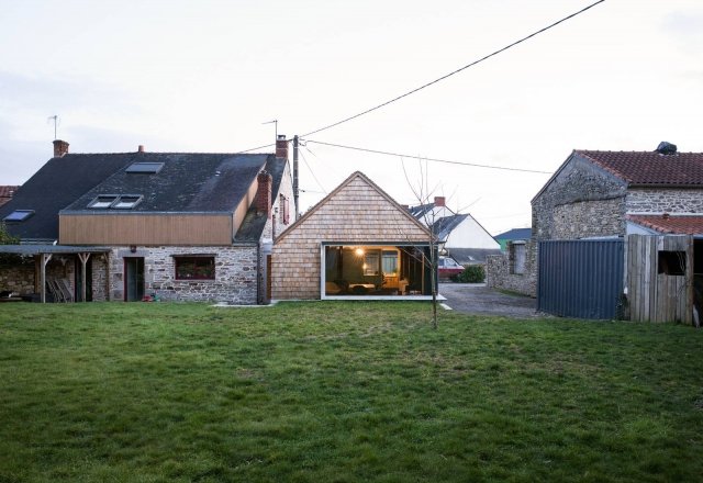 Questo progetto dell’architetto Tristan Brisard a Vigneux de Bretagne nasce dall’esigenza di ampliare una abitazione tradizionale dei primi del Novecento, con solidi muri di granito. Questo progetto dell’architetto Tristan Brisard a Vigneux de Bretagne nasce dall’esigenza di ampliare una abitazione tradizionale dei primi del Novecento, con solidi muri di granito.
