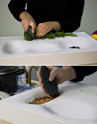 Il “sasso” di pietra acrilica HI-MACS® nella tinta Dark Night può essere impugnato in modo differente sia per affettare e sminuzzare sia per pestare e macinare. Il “sasso” di pietra acrilica HI-MACS® nella tinta Dark Night può essere impugnato in modo differente sia per affettare e sminuzzare sia per pestare e macinare.