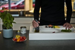 Primitive Kitchen Tool (design Erik Bele Höglund) trasforma l’atto del cucinare in un rituale e nel contempo in un gioco, in cui usare le mani come bambini alla scoperta della consistenza e dei profumi del cibo. Primitive Kitchen Tool (design Erik Bele Höglund) trasforma l’atto del cucinare in un rituale e nel contempo in un gioco, in cui usare le mani come bambini alla scoperta della consistenza e dei profumi del cibo.