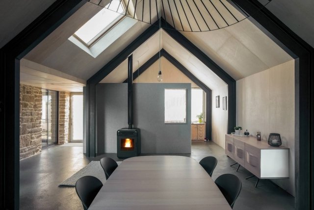 Il volume è riscaldato da una piccola ed elegante stufa a ventilazione forzata (alta solamente 80 cm) Thema di MCZ, alimentata a pellet: alternativa più ecologica ed economica rispetto a fonti come il metano o il gasolio. E maggiormente pratica rispetto alla legna naturale. Il volume è riscaldato da una piccola ed elegante stufa a ventilazione forzata (alta solamente 80 cm) Thema di MCZ, alimentata a pellet: alternativa più ecologica ed economica rispetto a fonti come il metano o il gasolio. E maggiormente pratica rispetto alla legna naturale.
