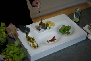 La pietra acrilica HI-MACS® nelle tinte Alpine White e Dark Night, con cui è realizzato il set Primitive Kitchen Tool, è un materiale di ultima generazione dalla superficie priva di pori, che rende impossibile l’annidamento di sporco e batteri. La pietra acrilica HI-MACS® nelle tinte Alpine White e Dark Night, con cui è realizzato il set Primitive Kitchen Tool, è un materiale di ultima generazione dalla superficie priva di pori, che rende impossibile l’annidamento di sporco e batteri.