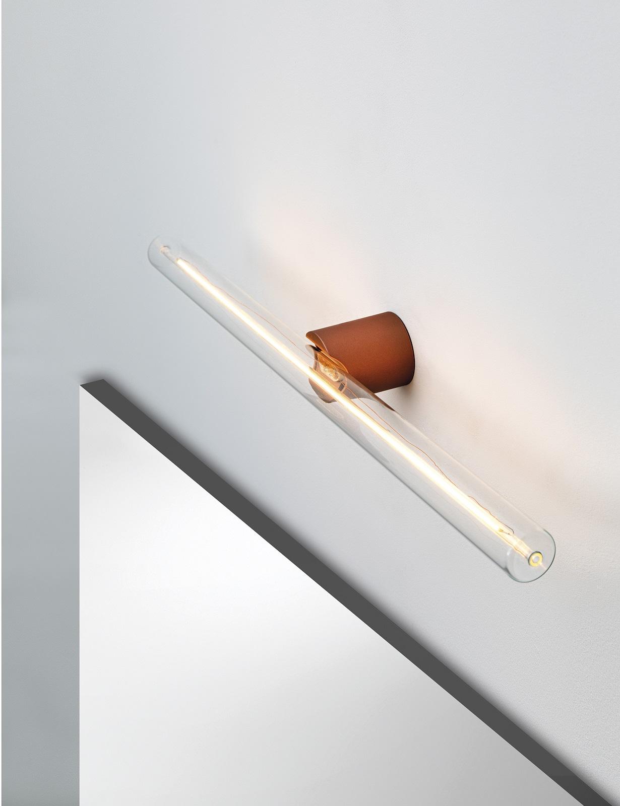 Ha design semplice ed elegante la lampada Potter di Rossini Illuminazione. Da parete a LED ha attacco S14D per lampadina linestra. Grazie alla sua forma compatta può essere installata sia in verticale sia in orizzontale. Il grado di protezione IP44 la rende ideale anche in bagno. L’attacco portalampada è disponibile nelle finiture bianco, nero
e rame. La lampadina LED è proposta in versione opale o trasparente. Misura L 50 x Ø 7,5 cm. Prezzo del modello trasparente POT001 in foto 127,98 euro. https://rossinigroup.it/ Ha design semplice ed elegante la lampada Potter di Rossini Illuminazione. Da parete a LED ha attacco S14D per lampadina linestra. Grazie alla sua forma compatta può essere installata sia in verticale sia in orizzontale. Il grado di protezione IP44 la rende ideale anche in bagno. L’attacco portalampada è disponibile nelle finiture bianco, nero
e rame. La lampadina LED è proposta in versione opale o trasparente. Misura L 50 x Ø 7,5 cm. Prezzo del modello trasparente POT001 in foto 127,98 euro. https://rossinigroup.it/