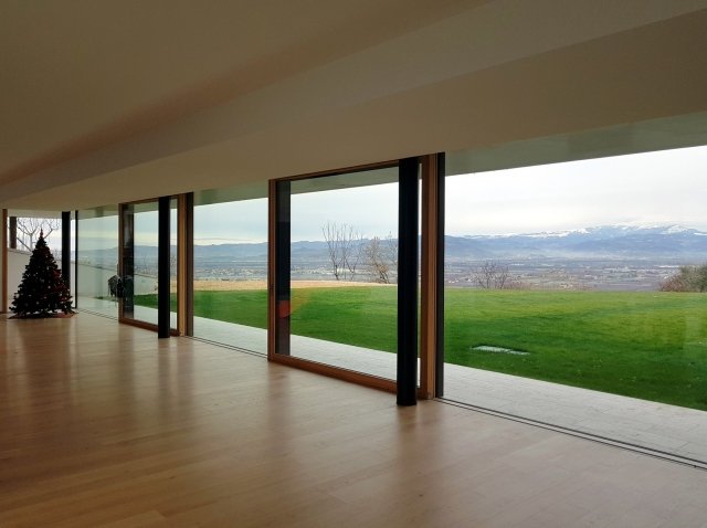 Lascia a vista esterna soltanto la parte vetrata, la portafinestra alzante Eternity Top della linea Sistema Zero di Alpilegno in legno e alluminio. La trasmittanza termica del vetro con uno spessore di 44 mm è di Ug. 0,6 W/(m²xK). Prezzo su richiesta. www.alpilegno.com Lascia a vista esterna soltanto la parte vetrata, la portafinestra alzante Eternity Top della linea Sistema Zero di Alpilegno in legno e alluminio. La trasmittanza termica del vetro con uno spessore di 44 mm è di Ug. 0,6 W/(m²xK). Prezzo su richiesta. www.alpilegno.com