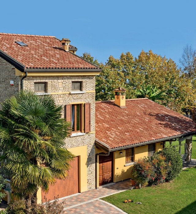 Coppo del Borgo® è la tegola minerale di Wierer garantita per 50 anni, caratterizzata da un’onda ampia e marcata che riproduce l’effetto “coppi vecchi”. La messa in opera è molto veloce, poiché servono solo 7,5 pezzi al mq. È disponibile in sei colorazioni, nella finitura liscia o antichizzata. Misura L 45 x P 42 cm. Prezzo su richiesta. www.wierer.it Coppo del Borgo® è la tegola minerale di Wierer garantita per 50 anni, caratterizzata da un’onda ampia e marcata che riproduce l’effetto “coppi vecchi”. La messa in opera è molto veloce, poiché servono solo 7,5 pezzi al mq. È disponibile in sei colorazioni, nella finitura liscia o antichizzata. Misura L 45 x P 42 cm. Prezzo su richiesta. www.wierer.it
