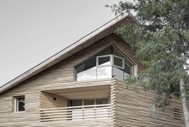 Questo chalet è un esempio di progettazione sostenibile le cui componenti in legno sono state progettate e realizzate da LignoAlp. La struttura in legno portante è costituita da un sistema di elementi prefabbricati in abete e un nucleo, efficiente dal punto di vista statico, completamente rivestito da travi di legno verticali a incastro. Grondaie e paraneve sono in legno di larice. www.lignoalp.com Questo chalet è un esempio di progettazione sostenibile le cui componenti in legno sono state progettate e realizzate da LignoAlp. La struttura in legno portante è costituita da un sistema di elementi prefabbricati in abete e un nucleo, efficiente dal punto di vista statico, completamente rivestito da travi di legno verticali a incastro. Grondaie e paraneve sono in legno di larice. www.lignoalp.com
