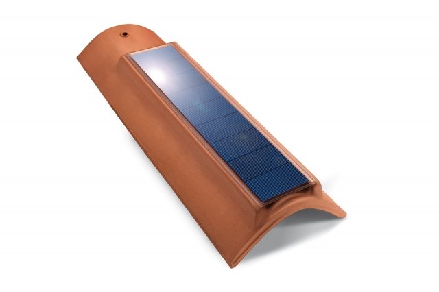 Il coppo fotovoltaico di Industrie Cotto Possagno unisce la funzionalità dell’argilla con la moderna tecnologia fotovoltaica, mantenendo quasi immutato l’aspetto estetico. Con circa 17 mq di copertura si ottiene 1,00 kWp di potenza. Il sistema può essere integrato in una copertura esistente. È disponibile nei colori Antica Possagno, Rosso, Coppo Vecchio Scuro e Ardesia. Prezzo su richiesta. www.cottopossagno.com Il coppo fotovoltaico di Industrie Cotto Possagno unisce la funzionalità dell’argilla con la moderna tecnologia fotovoltaica, mantenendo quasi immutato l’aspetto estetico. Con circa 17 mq di copertura si ottiene 1,00 kWp di potenza. Il sistema può essere integrato in una copertura esistente. È disponibile nei colori Antica Possagno, Rosso, Coppo Vecchio Scuro e Ardesia. Prezzo su richiesta. www.cottopossagno.com