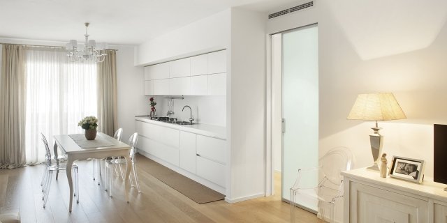Per porte scorrevoli a scomparsa senza finiture esterne è ideale il controtelaio “ECLISSE Syntesis Line scorrevole”. Il modello in foto misura L 80 x H 240 cm. Prezzo su richiesta. Per porte scorrevoli a scomparsa senza finiture esterne è ideale il controtelaio “ECLISSE Syntesis Line scorrevole”. Il modello in foto misura L 80 x H 240 cm. Prezzo su richiesta.