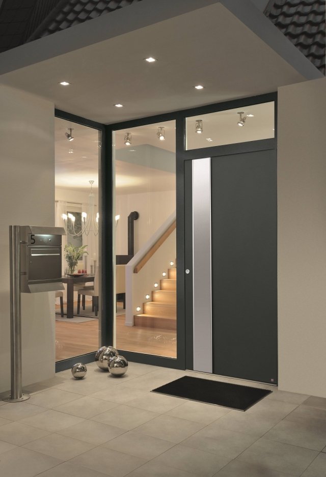 Molto efficace in termini di efficienza energetica è la porta d’ingresso ThermoSafe di Hörmann. Grazie al massiccio battente in alluminio, spesso 73 mm, con infrastruttura metallica e telaio in alluminio di 80 mm, entrambi a taglio termico e a doppia superficie di battuta, raggiunge un valore di trasmittanza termica fino a 0,8 W/(m²xK). È ideale per le case a basso consumo energetico. Prezzo su richiesta. www.hormann.it Molto efficace in termini di efficienza energetica è la porta d’ingresso ThermoSafe di Hörmann. Grazie al massiccio battente in alluminio, spesso 73 mm, con infrastruttura metallica e telaio in alluminio di 80 mm, entrambi a taglio termico e a doppia superficie di battuta, raggiunge un valore di trasmittanza termica fino a 0,8 W/(m²xK). È ideale per le case a basso consumo energetico. Prezzo su richiesta. www.hormann.it