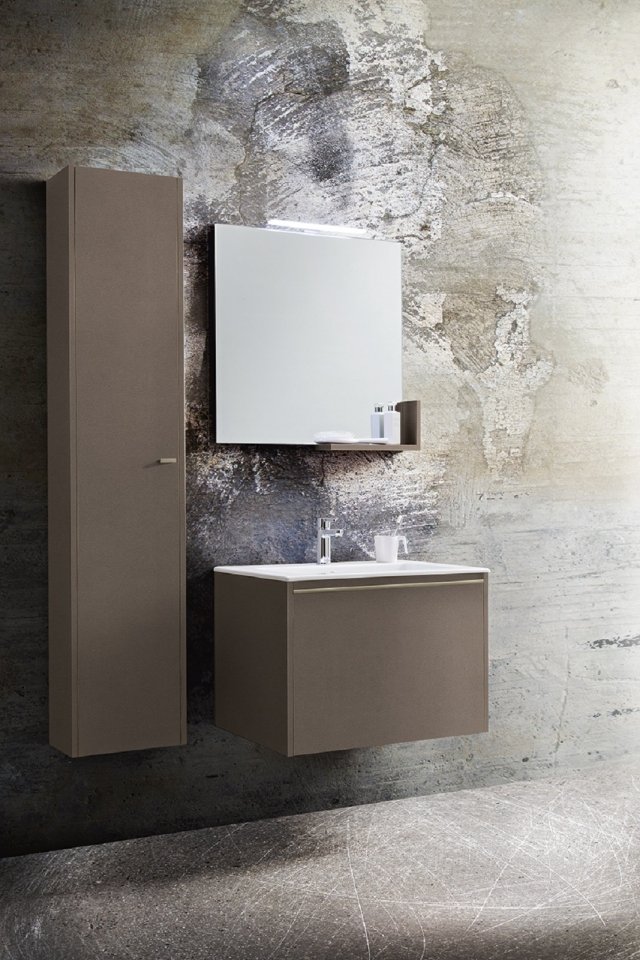 Ha finitura laminato effetto malta nel colore Talpa la composizione Movida di Cerasa. È costituita da mobile lavabo con cassettone e consolle Global in ceramica. La colonna ha ripiani interni, mentre sullo specchio sono montate una mensola a L e una lampada a LED. Il mobile lavabo misura L 70 x P 50,5 x H 48 cm, la colonna L 35 x P 22 x H 168 cm. Prezzo dell’intera composizione, Iva esclusa, 1.105 euro. www.cerasa.it Ha finitura laminato effetto malta nel colore Talpa la composizione Movida di Cerasa. È costituita da mobile lavabo con cassettone e consolle Global in ceramica. La colonna ha ripiani interni, mentre sullo specchio sono montate una mensola a L e una lampada a LED. Il mobile lavabo misura L 70 x P 50,5 x H 48 cm, la colonna L 35 x P 22 x H 168 cm. Prezzo dell’intera composizione, Iva esclusa, 1.105 euro. www.cerasa.it