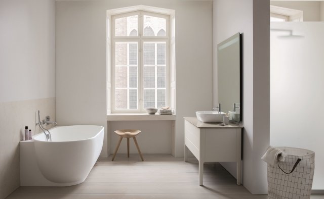 È realizzata in DuraSolid® bianco opaco la raffinata vasca Luv di Duravit, con design di Cecilie Manz, qui nella versione angolare. Misura L 185 x P 95 cm. Prezzo 3.520 euro. www.duravit.it È realizzata in DuraSolid® bianco opaco la raffinata vasca Luv di Duravit, con design di Cecilie Manz, qui nella versione angolare. Misura L 185 x P 95 cm. Prezzo 3.520 euro. www.duravit.it