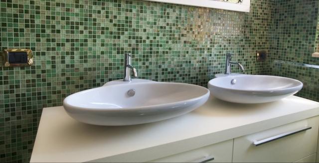 Contiene pagliuzze in metallo il rivestimento a mosaico in vetro di Maro Cristiani nelle tonalità del verde chiaro, medio e scuro. Montato su rete, ha tessere della misura L 2 x H 2 cm, con uno spessore di 4 mm. Prezzo al mq 28 euro. www.cristiani.it Contiene pagliuzze in metallo il rivestimento a mosaico in vetro di Maro Cristiani nelle tonalità del verde chiaro, medio e scuro. Montato su rete, ha tessere della misura L 2 x H 2 cm, con uno spessore di 4 mm. Prezzo al mq 28 euro. www.cristiani.it