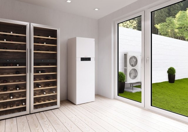 Vitocal 111-S di Viessmann è una pompa di calore reversibile per il riscaldamento, la produzione di acqua calda sanitaria e il raffrescamento estivo grazie all’efficiente funzione "active cooling" che assicura un consistente risparmio nei costi di esercizio. Ha dimensioni molto compatte: l’unità interna misura L 60 x P 68,1 x H 187,4 cm, quella esterna L 98 x P 36 x H 79 o 134,5 cm. Prezzo su richiesta. www.viessmann.it Vitocal 111-S di Viessmann è una pompa di calore reversibile per il riscaldamento, la produzione di acqua calda sanitaria e il raffrescamento estivo grazie all’efficiente funzione "active cooling" che assicura un consistente risparmio nei costi di esercizio. Ha dimensioni molto compatte: l’unità interna misura L 60 x P 68,1 x H 187,4 cm, quella esterna L 98 x P 36 x H 79 o 134,5 cm. Prezzo su richiesta. www.viessmann.it