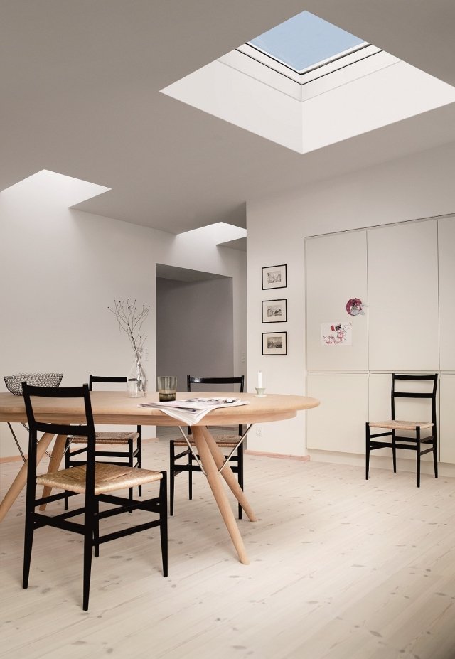 La finestra per tetti piani Integra elettrica di Velux con vetro curvo e tecnologia CurveTech fa entrare più luce e regala un’ampia vista sul cielo. Dal design minimalista, grazie al vetro curvo la pioggia scivola via agevolmente, portando con sé lo sporco. Il basamento isolato in PVC e la vetrata bassoemissiva impediscono dispersioni termiche. Misura L 60 x H 60 cm. Prezzo, Iva esclusa, 905 euro. www.velux.it La finestra per tetti piani Integra elettrica di Velux con vetro curvo e tecnologia CurveTech fa entrare più luce e regala un’ampia vista sul cielo. Dal design minimalista, grazie al vetro curvo la pioggia scivola via agevolmente, portando con sé lo sporco. Il basamento isolato in PVC e la vetrata bassoemissiva impediscono dispersioni termiche. Misura L 60 x H 60 cm. Prezzo, Iva esclusa, 905 euro. www.velux.it