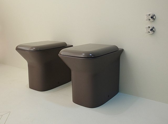 Intensa colorazione bruna effetto opaco per i sanitari Prua Coll. Colors di Azzurra (design Marco Zito). Misurano L 35 x P 52 cm. Il vaso costa 603 euro e il bidet monoforo 585 euro. Intensa colorazione bruna effetto opaco per i sanitari Prua Coll. Colors di Azzurra (design Marco Zito). Misurano L 35 x P 52 cm. Il vaso costa 603 euro e il bidet monoforo 585 euro.