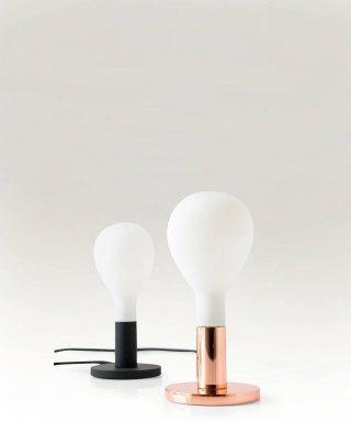 Lampadina 2.0. Pom Pom ha una forma semplice ed elegante che nasce dall'abbinamento del vetro soffiato bianco acidato del diffusore con il metallo della base. Di Calligaris, può ospitare una lampadina a Led o alogena, misura L 9,50 x H 20 cm e costa a partire da 160 euro. www.calligaris.it, Lampadina 2.0. Pom Pom ha una forma semplice ed elegante che nasce dall'abbinamento del vetro soffiato bianco acidato del diffusore con il metallo della base. Di Calligaris, può ospitare una lampadina a Led o alogena, misura L 9,50 x H 20 cm e costa a partire da 160 euro. www.calligaris.it,