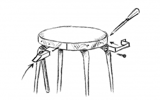 Preparazione ➊ Smontare lo sgabello. ➋ Pulire bene i componenti e le superfici, sia quelle in legno sia quelle in metallo.
Esecuzione ➌ Con la bomboletta di vernice corallo, tenuta a 20 cm dalla superficie, colorare la seduta. ➍ Con le stesse modalità ma usando il colore verde bosco, coprire bene le gambe. Ripetere l'operazione dopo 30 minuti. ➎ Misurare l'altezza del bordo della seduta e calcolare lo sviluppo in lunghezza della circonferenza. ➏ Riportare tali valori sulla carta da parati e ritagliare la striscia che ne è risultata. ➐ Applicare il biadesivo sul retro di questa striscia e incollarla lungo il bordo della seduta, iniziando da una estremità e procedendo lungo la circonferenza. ➑ Applicare a scopo decorativo i chiodini in serie, distanziati di circa 5 cm. ➒ Fissare con viti la maniglia e assemblare il comodino.