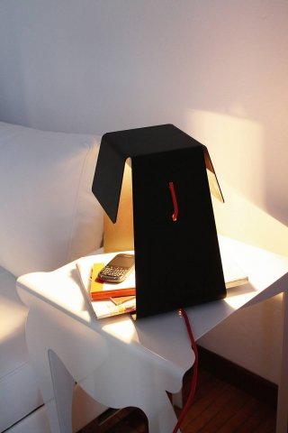 Architettonica. Un'unica lastra in metallo tagliata e piegata disegna L.A., anche bianca, con il cavo rivestito in tessuto intrecciato effetto impuntura. Di Caoscreo, a Led, misura L 18 x P 16 x 24 h e costa 189 euro. www.caoscreo.it Architettonica. Un'unica lastra in metallo tagliata e piegata disegna L.A., anche bianca, con il cavo rivestito in tessuto intrecciato effetto impuntura. Di Caoscreo, a Led, misura L 18 x P 16 x 24 h e costa 189 euro. www.caoscreo.it
