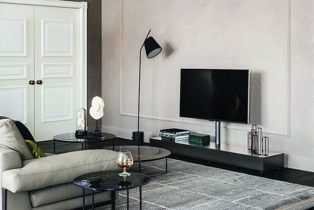 Con supporto orientabile di 15°, il portatelevisore Pixel di Cattelan Italia ha l’anta a ribalta.
Misura L 180 x P 40 x H 97 cm; costa 1.345 euro. Con supporto orientabile di 15°, il portatelevisore Pixel di Cattelan Italia ha l’anta a ribalta.
Misura L 180 x P 40 x H 97 cm; costa 1.345 euro.