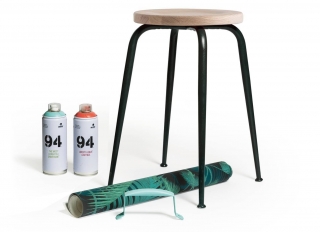 Una palette di colori già collaudata per il letto presentato nelle pagine precedenti, a cui si aggiunge la tinta verde bosco. Nella foto: bombolette di vernice spray Montana 94 di Montana (www.montanacolors.it); carta da parati di Cole & Son (www.cole-and-son.com).