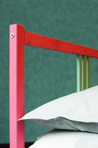 Più o meno coprente? L'effetto dipende dal numero di passate della vernice. In questo caso il colore è stato dato una volta sola per lasciare intravedere le venature del legno.