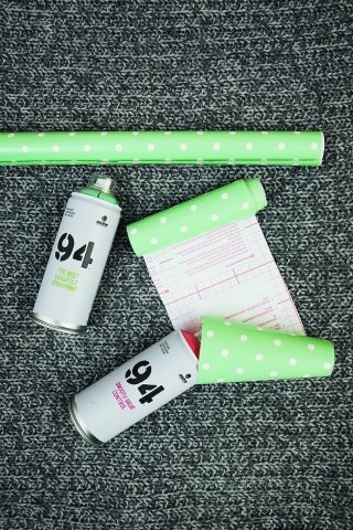 Le bombolette spray sono quelle utilizzate per la tecnica dei graffiti su muro. Nella foto: pellicola D-C-Fix (www.hornschuch.it/marchi/d-c- fix) e bombolette di vernice spray Montana 94 di Montana (www.montanacolors.it).