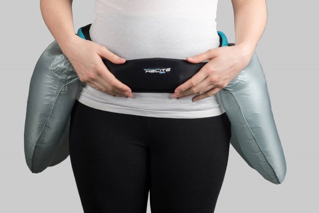 HIP’AIR
Una soluzione progettata per ridurre le fratture dell’anca degli anziani in caso di caduta. Un complesso sistema elettronico analizza il movimento delle persone e quando viene rilevata una possibile caduta, entrambi gli airbag si posizionano automaticamente sopra l’anca e assicurano un’ottima protezione prima dell’impatto al suolo. Gli airbag sono realizzati in nylon resistente. Quando l’airbag è gonfio, copre un’area più ampia rispetto a un tradizionale protettore dell’anca, protegge infatti tutta l’area dell’anca dalla parte superiore dei fianchi fino alla metà delle cosce. Quando viene rilevata una caduta, entrambi gli airbag si gonfiano simultaneamente in una frazione di secondo sopra i fianchi. La protezione consente un migliore assorbimento degli urti e consente di evitare la frattura dell’anca. Un team di ingegneri ha elaborato un algoritmo complesso in grado di misurare e analizzare 1000 volte al secondo il movimento e la possibilità di caduta. Il sistema utilizza diversi tipi di sensori come giroscopi e accelerometri per calcolare il movimento nel contesto e determinare se la persona sta camminando normalmente o sta cadendo. Hip’Air assicura una protezione perfetta prima dell’impatto al suolo: la caduta viene rilevata in 200 ms (0,2 secondi) e l’airbag si gonfia in 80 ms (0,08 secondi). Design ergonomico e confortevole. Batteria di lunga durata, garantisce fino a 15 giorni di autonomia. www.hip-air.com HIP’AIR
Una soluzione progettata per ridurre le fratture dell’anca degli anziani in caso di caduta. Un complesso sistema elettronico analizza il movimento delle persone e quando viene rilevata una possibile caduta, entrambi gli airbag si posizionano automaticamente sopra l’anca e assicurano un’ottima protezione prima dell’impatto al suolo. Gli airbag sono realizzati in nylon resistente. Quando l’airbag è gonfio, copre un’area più ampia rispetto a un tradizionale protettore dell’anca, protegge infatti tutta l’area dell’anca dalla parte superiore dei fianchi fino alla metà delle cosce. Quando viene rilevata una caduta, entrambi gli airbag si gonfiano simultaneamente in una frazione di secondo sopra i fianchi. La protezione consente un migliore assorbimento degli urti e consente di evitare la frattura dell’anca. Un team di ingegneri ha elaborato un algoritmo complesso in grado di misurare e analizzare 1000 volte al secondo il movimento e la possibilità di caduta. Il sistema utilizza diversi tipi di sensori come giroscopi e accelerometri per calcolare il movimento nel contesto e determinare se la persona sta camminando normalmente o sta cadendo. Hip’Air assicura una protezione perfetta prima dell’impatto al suolo: la caduta viene rilevata in 200 ms (0,2 secondi) e l’airbag si gonfia in 80 ms (0,08 secondi). Design ergonomico e confortevole. Batteria di lunga durata, garantisce fino a 15 giorni di autonomia. www.hip-air.com