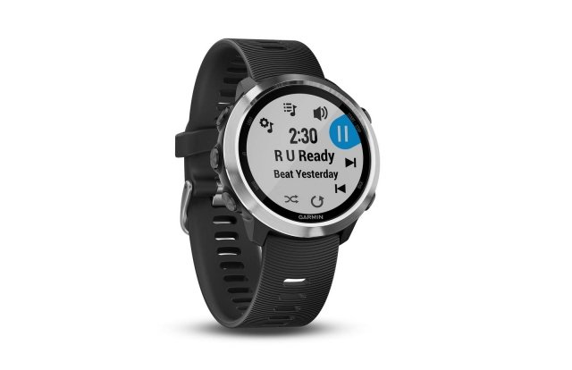 Garmin Forerunner 645 Music
Garmin ha presentato il nuovo Forerunner 645 Music, uno sportwatch con GPS integrato, rilevazione cardiaca al polso e funzioni avanzate per il running, caratterizzato dalla possibilità di salvare direttamente sul dispositivo la propria musica preferita. Questo smart watch permette di importare nella memoria di 4 GB integrata nel dispositivo circa 1000 brani (per un totale di 5 ore di ascolto) in formato MP3 e AAC, e ascoltarli tramite cuffie Bluetooth di terze parti compatibili. Le funzionalità di Forerunner 645 si estendono anche alla possibilità di effettuare pagamenti direttamente dallo sportwatch grazie alla funzione Garmin Pay.: tramite tecnologia NFC (Near Field Communication) in modalità wireless è possibile infatti gestire pagamenti contactless direttamente dall’orologio. Tramite la rilevazione del segnale GPS e GLONASS, inoltre, rileva la distanza, il passo, la velocità e il tempo percorsi. Come un allenatore personale, valuta automaticamente i risultati ottenuti dopo gli allenamenti, tramite le analisi di Firstbeat, fornendo così agli atleti consigli e informazioni sulla qualità degli esercizi svolti. Analizzando il carico di allenamento dell’intera settimana, indica dove la preparazione è stata carente e dove invece i livelli sono stati buoni. Presenta batteria di lunga durata, fino a 7 giorni in modalità smartwatch, 12 ore con GPS attivo e 5 ore con GPS e musica. Sarà disponibile con cinturino nero o rosso ciliegia, a partire da gennaio 2018, al prezzo di 449,99 euro, mentre a 399,99 euro con cinturino nero o sabbia. www.garmin.com Garmin Forerunner 645 Music
Garmin ha presentato il nuovo Forerunner 645 Music, uno sportwatch con GPS integrato, rilevazione cardiaca al polso e funzioni avanzate per il running, caratterizzato dalla possibilità di salvare direttamente sul dispositivo la propria musica preferita. Questo smart watch permette di importare nella memoria di 4 GB integrata nel dispositivo circa 1000 brani (per un totale di 5 ore di ascolto) in formato MP3 e AAC, e ascoltarli tramite cuffie Bluetooth di terze parti compatibili. Le funzionalità di Forerunner 645 si estendono anche alla possibilità di effettuare pagamenti direttamente dallo sportwatch grazie alla funzione Garmin Pay.: tramite tecnologia NFC (Near Field Communication) in modalità wireless è possibile infatti gestire pagamenti contactless direttamente dall’orologio. Tramite la rilevazione del segnale GPS e GLONASS, inoltre, rileva la distanza, il passo, la velocità e il tempo percorsi. Come un allenatore personale, valuta automaticamente i risultati ottenuti dopo gli allenamenti, tramite le analisi di Firstbeat, fornendo così agli atleti consigli e informazioni sulla qualità degli esercizi svolti. Analizzando il carico di allenamento dell’intera settimana, indica dove la preparazione è stata carente e dove invece i livelli sono stati buoni. Presenta batteria di lunga durata, fino a 7 giorni in modalità smartwatch, 12 ore con GPS attivo e 5 ore con GPS e musica. Sarà disponibile con cinturino nero o rosso ciliegia, a partire da gennaio 2018, al prezzo di 449,99 euro, mentre a 399,99 euro con cinturino nero o sabbia. www.garmin.com