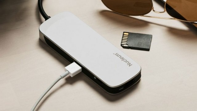 FOTO 2: Kingston Technology Company Nucleum Nucleum di Kingston è un hub 7-in-1 USB Type C, fornisce porte USB-C e USB-A extra, nonché slot per schede HDMI e SD/microSD. È progettato per gestire tutti i più comuni accessori come mouse, tastiere e persino un secondo monitor. Gli utenti possono essere più produttivi, in quanto le 7 porte possono essere attivate contemporaneamente. Gli utenti possono infatti alimentare un MacBook e allo stesso tempo utilizzare un disco rigido esterno e caricare un iPhone. Le interferenze elettromagnetiche su Nucleum sono mitigate dalla schermatura e dal posizionamento unico della porta: la schermatura è stata posizionata sulle porte USB e i layout per entrambe le USB Type A e C si trovano uno di fronte all’altro, anziché essere contigui. Ciò riduce la possibilità di interferenze elettromagnetiche, oltre a consentire un maggiore spazio tra le porte che agevola l’introduzione di spine e adattatori di diverse dimensioni. Nucleum è disponibile negli Stati Uniti e arriverà nel Regno Unito e in alcuni paesi della regione Asia-Pacifico nel primo trimestre del 2018. www.kingstongo.com/nucleum FOTO 2: Kingston Technology Company Nucleum Nucleum di Kingston è un hub 7-in-1 USB Type C, fornisce porte USB-C e USB-A extra, nonché slot per schede HDMI e SD/microSD. È progettato per gestire tutti i più comuni accessori come mouse, tastiere e persino un secondo monitor. Gli utenti possono essere più produttivi, in quanto le 7 porte possono essere attivate contemporaneamente. Gli utenti possono infatti alimentare un MacBook e allo stesso tempo utilizzare un disco rigido esterno e caricare un iPhone. Le interferenze elettromagnetiche su Nucleum sono mitigate dalla schermatura e dal posizionamento unico della porta: la schermatura è stata posizionata sulle porte USB e i layout per entrambe le USB Type A e C si trovano uno di fronte all’altro, anziché essere contigui. Ciò riduce la possibilità di interferenze elettromagnetiche, oltre a consentire un maggiore spazio tra le porte che agevola l’introduzione di spine e adattatori di diverse dimensioni. Nucleum è disponibile negli Stati Uniti e arriverà nel Regno Unito e in alcuni paesi della regione Asia-Pacifico nel primo trimestre del 2018. www.kingstongo.com/nucleum