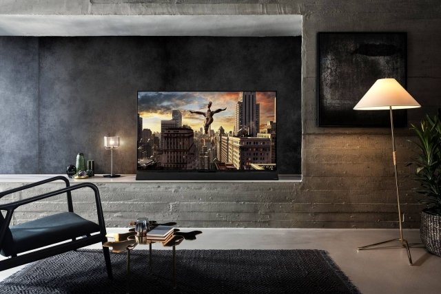 FOTO 6: Panasonic Oled TV FZ950 Panasonic presenta la nuova gamma di TV OLED, che comprende due serie: FZ950 e FZ800. Con innovativi pannelli OLED e il processore video HCX di ultima generazione calibrato ad Hollywood, questi modelli saranno i primi TV OLED a supportare l’HDR10+, offrendo la compatibilità con il più recente standard HDR con metadati dinamici. Grazie al potente processore video HCX 4K e agli schermi OLED HDR di ultima generazione, i nuovi modelli Panasonic offrono le immagini HDR più accurate e avvincenti. La riproduzione del colore è molto accurata, specialmente nelle aree di difficile resa, come quelle più buie o luminose, grazie ad una gamma cromatica da un miliardo di sfumature. L'FZ950 e l'FZ800 vantano gli standard di calibrazione della Imaging science Foundation (isf), con nuovi punti di calibrazione al 5% e – un’anteprima nel settore – al 2,5% di luminanza, garantendo il massimo controllo dove è più necessario: nel near-black in scene scarsamente illuminate. Gli schermi OLED di Panasonic supportano anche l’HDR10, il formato HDR standard dei dischi Blu-ray Ultra HD e dello streaming 4K HDR di Netflix, Amazon e YouTube, nonché l’HLG (Hybrid Log Gamma), il formato HDR che sarà sempre più utilizzato nelle future trasmissioni televisive. Panasonic ha inoltre aggiunto una nuova funzione che, tramite l’analisi dell’immagine, simula i metadati dinamici quando il formato HDR10 viene riprodotto sui nuovi TV 4K. Dotato di altoparlante Dynamic Blade che utilizza componenti ad alta fedeltà offrendo un suono di altissimo livello. Incorporando otto unità multiple (quattro woofer, quattro squawker e due tweeter) oltre a un radiatore passivo quad per supportare i bassi, offre il 40% di aumento del volume massimo. www.panasonic.it FOTO 6: Panasonic Oled TV FZ950 Panasonic presenta la nuova gamma di TV OLED, che comprende due serie: FZ950 e FZ800. Con innovativi pannelli OLED e il processore video HCX di ultima generazione calibrato ad Hollywood, questi modelli saranno i primi TV OLED a supportare l’HDR10+, offrendo la compatibilità con il più recente standard HDR con metadati dinamici. Grazie al potente processore video HCX 4K e agli schermi OLED HDR di ultima generazione, i nuovi modelli Panasonic offrono le immagini HDR più accurate e avvincenti. La riproduzione del colore è molto accurata, specialmente nelle aree di difficile resa, come quelle più buie o luminose, grazie ad una gamma cromatica da un miliardo di sfumature. L'FZ950 e l'FZ800 vantano gli standard di calibrazione della Imaging science Foundation (isf), con nuovi punti di calibrazione al 5% e – un’anteprima nel settore – al 2,5% di luminanza, garantendo il massimo controllo dove è più necessario: nel near-black in scene scarsamente illuminate. Gli schermi OLED di Panasonic supportano anche l’HDR10, il formato HDR standard dei dischi Blu-ray Ultra HD e dello streaming 4K HDR di Netflix, Amazon e YouTube, nonché l’HLG (Hybrid Log Gamma), il formato HDR che sarà sempre più utilizzato nelle future trasmissioni televisive. Panasonic ha inoltre aggiunto una nuova funzione che, tramite l’analisi dell’immagine, simula i metadati dinamici quando il formato HDR10 viene riprodotto sui nuovi TV 4K. Dotato di altoparlante Dynamic Blade che utilizza componenti ad alta fedeltà offrendo un suono di altissimo livello. Incorporando otto unità multiple (quattro woofer, quattro squawker e due tweeter) oltre a un radiatore passivo quad per supportare i bassi, offre il 40% di aumento del volume massimo. www.panasonic.it