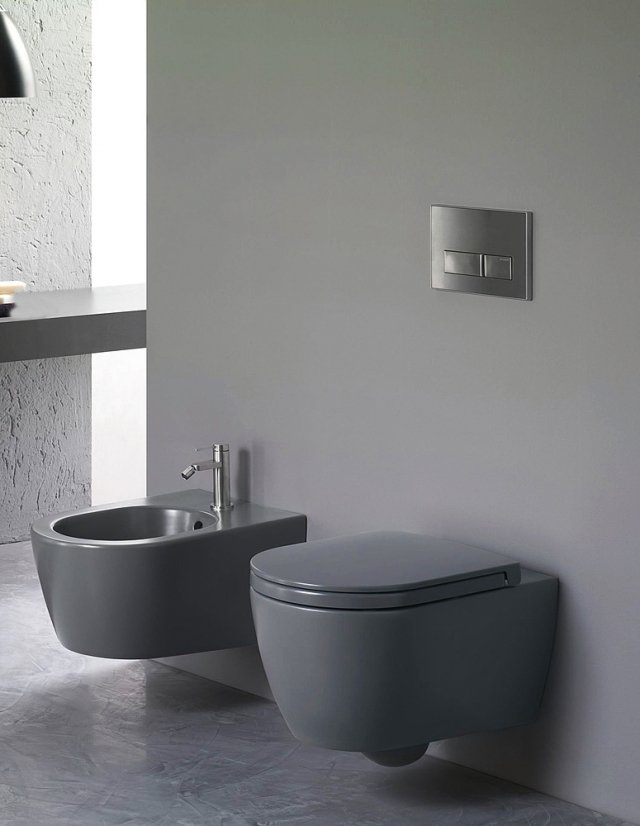 In grigio antracite, i sanitari Fusion di Hatria (design Nilo Gioacchini) esistono anche in bianco matt. Il vaso ha la tecnologia Pure Rim (senza brida) e il sedile soft close. Misurano L 35,5 x P 54 cm. www.hatria.com In grigio antracite, i sanitari Fusion di Hatria (design Nilo Gioacchini) esistono anche in bianco matt. Il vaso ha la tecnologia Pure Rim (senza brida) e il sedile soft close. Misurano L 35,5 x P 54 cm. www.hatria.com