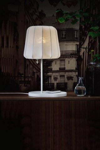 Classica, ma hi-tech. La linea ricorda le abat-jour degli anni '30, ma Varv offre un caricabatteria e una porta USB wireless integrati per caricare due smartphone. Di Ikea, con struttura in acciaio e paralume in nylon, misura L 28 x H 52 cm e costa 59,99 euro. www.ikea.com Classica, ma hi-tech. La linea ricorda le abat-jour degli anni '30, ma Varv offre un caricabatteria e una porta USB wireless integrati per caricare due smartphone. Di Ikea, con struttura in acciaio e paralume in nylon, misura L 28 x H 52 cm e costa 59,99 euro. www.ikea.com
