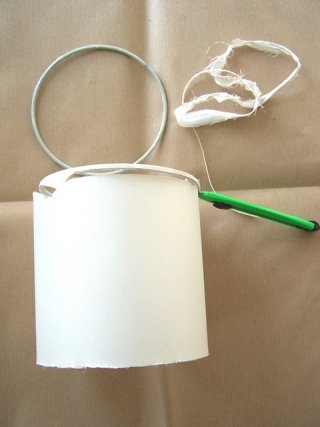 Staccate la stoffa del paralume dalla struttura di metallo usando una taglierina.