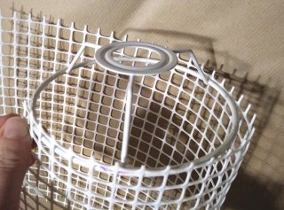 Usate la struttura metallica come base e ritagliate una sagoma uguale nella rete di plastica.