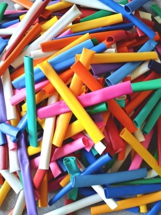 Tagliate le estremità di ogni palloncino e dividetelo a metà.