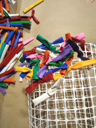 Ricavate così tanti segmenti che andranno annodati alla rete del paralume.