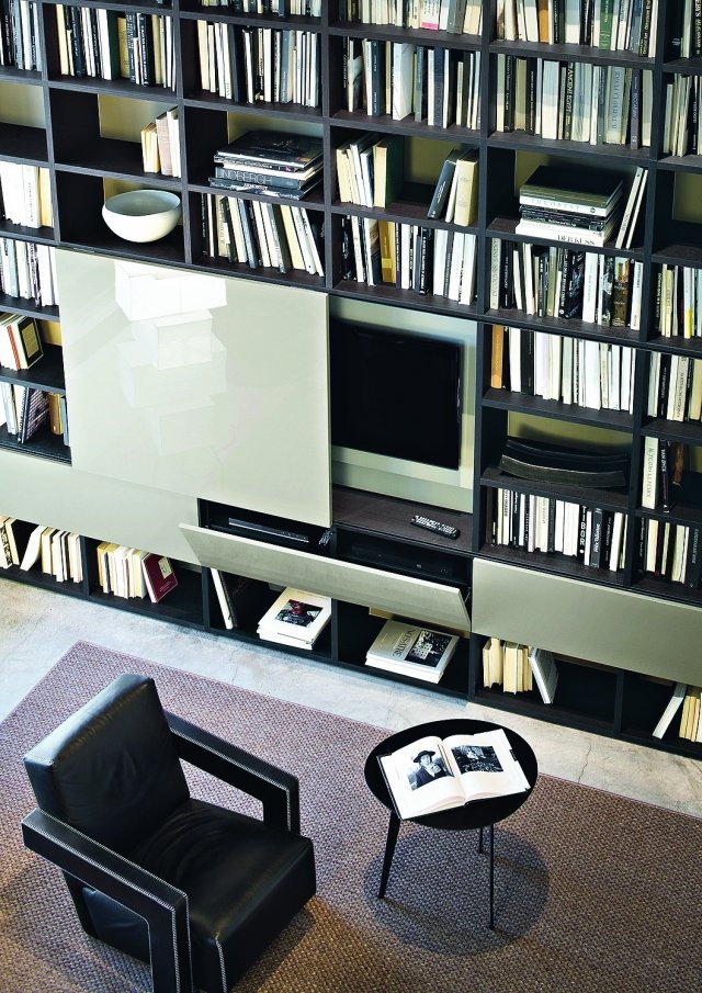 Tv, lettore DVD, decoder, ecc, trovano posto in vani dedicati all’interno del sistema che occupa l’intera parete, anche chiusi da ante scorrevoli e a ribalta. Il modulo portatv Selecta di Lema è proposto in varie finiture. Tv, lettore DVD, decoder, ecc, trovano posto in vani dedicati all’interno del sistema che occupa l’intera parete, anche chiusi da ante scorrevoli e a ribalta. Il modulo portatv Selecta di Lema è proposto in varie finiture.