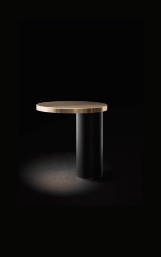L'eleganza del Led. Soprattutto quando è integrato, permette di disegnare lampade semplici ma sofisticate come Cylinda, a luce diretta, creata con due elementi geometrici montati in modo asimmetrico. Esiste anche tutta nera. Di Oluce, in metallo opaco e satinato, misura L 29/11 x H 30 e costa 787 euro in questa versione. www.oluce.com L'eleganza del Led. Soprattutto quando è integrato, permette di disegnare lampade semplici ma sofisticate come Cylinda, a luce diretta, creata con due elementi geometrici montati in modo asimmetrico. Esiste anche tutta nera. Di Oluce, in metallo opaco e satinato, misura L 29/11 x H 30 e costa 787 euro in questa versione. www.oluce.com