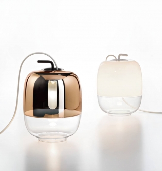 Forme anni '70. Oggetto da arredo, oltre che lampada da tavolo, Gong espande una luce dal basso grazie al diffusore in vetro opalino previsto nella parte inferiore, su cui si innesta la struttura in metallo. La piccola maniglia evoca un picciolo. Di Prandina, in tre colori, misura L 18/30 x H 24,3/42,4 cm e costa a partire da 430 euro Iva esclusa. www.prandina.it Forme anni '70. Oggetto da arredo, oltre che lampada da tavolo, Gong espande una luce dal basso grazie al diffusore in vetro opalino previsto nella parte inferiore, su cui si innesta la struttura in metallo. La piccola maniglia evoca un picciolo. Di Prandina, in tre colori, misura L 18/30 x H 24,3/42,4 cm e costa a partire da 430 euro Iva esclusa. www.prandina.it