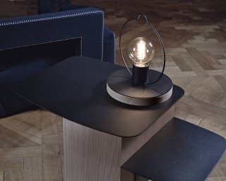 Handmade. La base in legno massiccio di quercia fa da sfondo a un cerchio in metallo che incornicia una lampadina lasciata a nudo: è Gipsy, con variatore di luminoità integrato e filo elettrico in tessuto magnetico. Di Radar, misura L 20 x H 23 cm e costa 383 euro. www.radar-interior.com Handmade. La base in legno massiccio di quercia fa da sfondo a un cerchio in metallo che incornicia una lampadina lasciata a nudo: è Gipsy, con variatore di luminoità integrato e filo elettrico in tessuto magnetico. Di Radar, misura L 20 x H 23 cm e costa 383 euro. www.radar-interior.com