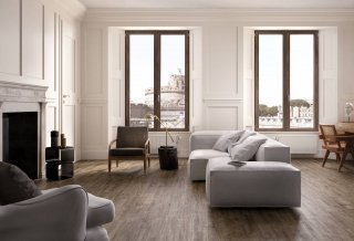 finestra in legno alluminio collezione Skill di Sciuker con maniglia silver satinata, finitura interna Noce Coffee finestra in legno alluminio collezione Skill di Sciuker con maniglia silver satinata, finitura interna Noce Coffee