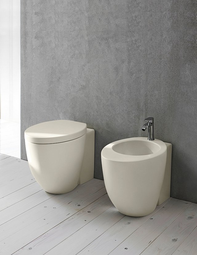 New white Calda e morbida la tonalità bianca dei sanitari in ceramica. Una nuova e intensa nuance che si abbina alla perfezione con le varie tonalità oggi di tendenza per l'arredobagno. Un colore passepartout che valorizza le forme arrotondate. E in grado di caratterizzare la stanza, con un tocco di grande stile. I raffinati sanitari Coll. Le Giare di Cielo (design Claudio Silvestrin) sono nella finitura Pomice della gamma cromatica e materica Terre di Cielo. Misurano L 37 x P 55 x H 42,5 cm; cad. costano 795 euro. Iva esclusa. www.ceramicacielo.it
New white Calda e morbida la tonalità bianca dei sanitari in ceramica. Una nuova e intensa nuance che si abbina alla perfezione con le varie tonalità oggi di tendenza per l'arredobagno. Un colore passepartout che valorizza le forme arrotondate. E in grado di caratterizzare la stanza, con un tocco di grande stile. I raffinati sanitari Coll. Le Giare di Cielo (design Claudio Silvestrin) sono nella finitura Pomice della gamma cromatica e materica Terre di Cielo. Misurano L 37 x P 55 x H 42,5 cm; cad. costano 795 euro. Iva esclusa. www.ceramicacielo.it