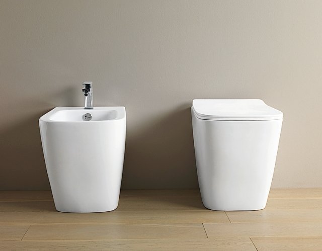 Geometrie arrotondate per la collezione A16 di The.ArtCeram (design Meneghello Paolelli Associati). I sanitari misurano L 36 x P 52 cm. Con la seduta frizionata, il vaso costa 573 euro e il bidet 366 euro. Geometrie arrotondate per la collezione A16 di The.ArtCeram (design Meneghello Paolelli Associati). I sanitari misurano L 36 x P 52 cm. Con la seduta frizionata, il vaso costa 573 euro e il bidet 366 euro.